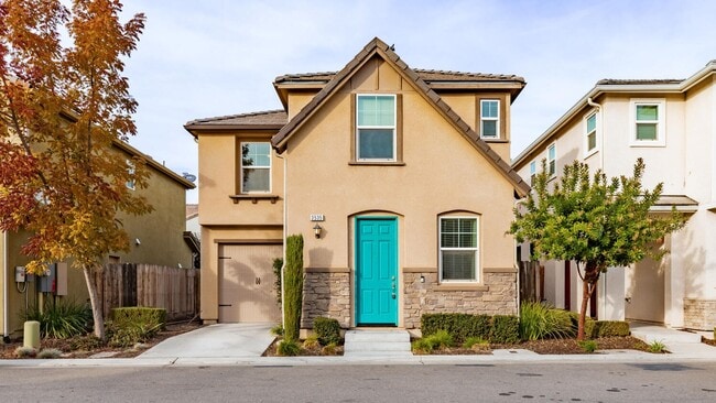 Building Photo - Clovis Loma Vista 3 Bedroom/2.5 Bath Home For Lease