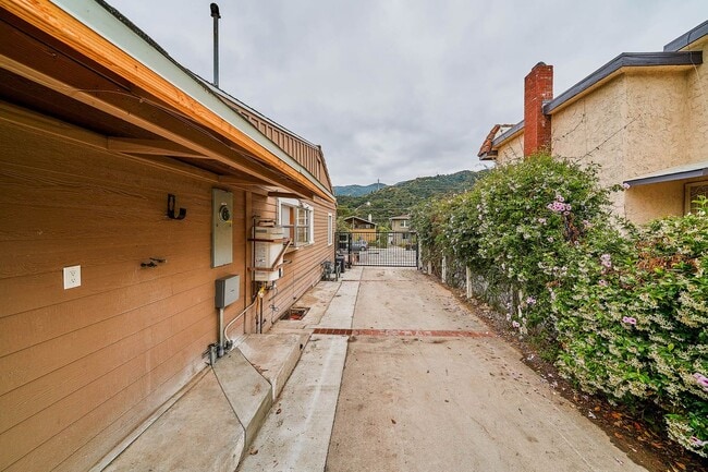 Photo - 3251 Honolulu Ave