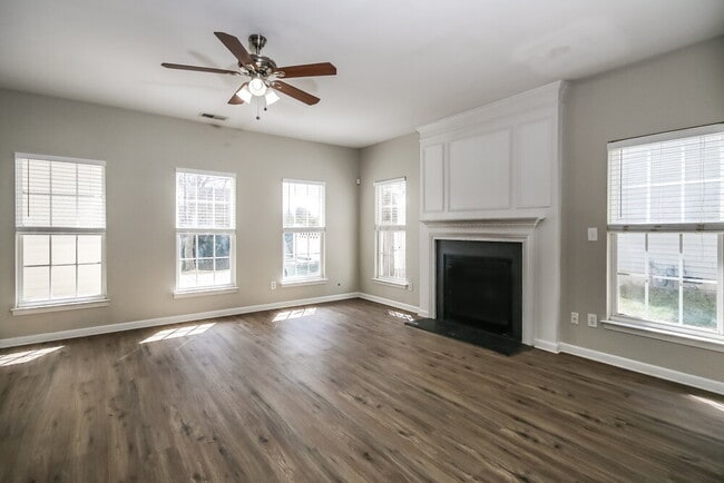 Photo - 537 Georgetown Dr NW