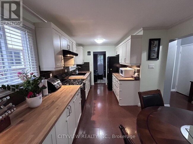 Photo - 7025 Hickling Crescent