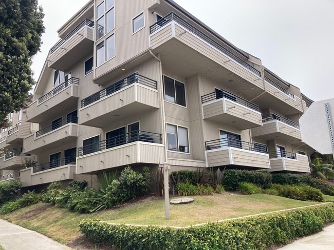 Building Photo - Beachside Furnished Retreat! Remodeled 2BD/2BA Condo Steps from the Sand! Unit 28