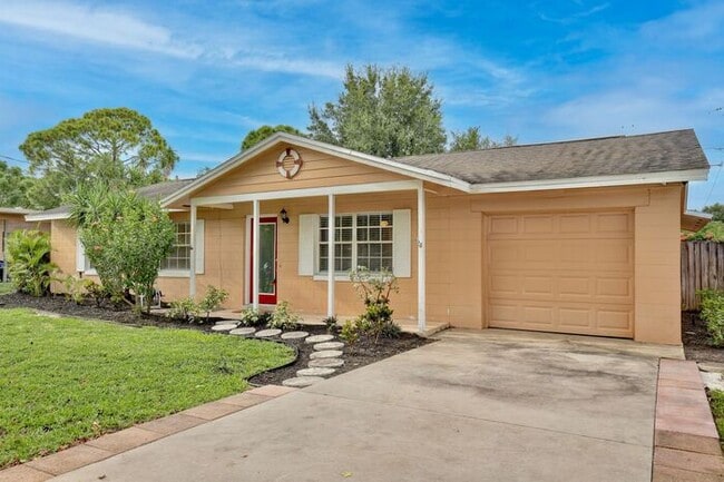 Photo - Beautiful 3/2 Spacious Pool Home with a Fenced Backyard and 1 Car Garage in Lake Marsha - Orlando!