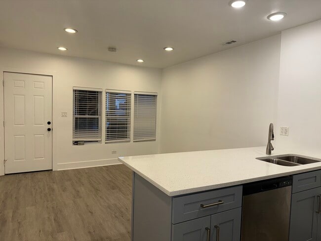 Building Photo - 2731 S Homan Ave Rental