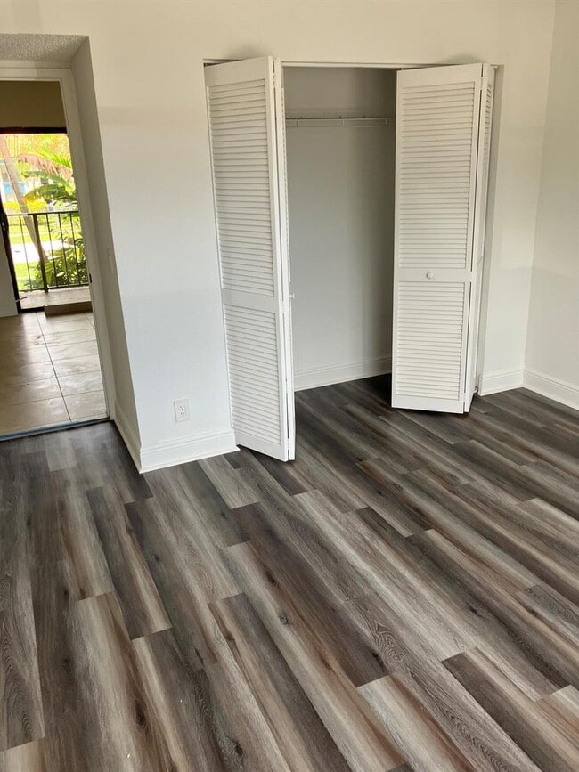 Photo - 1515 Lake Crystal Dr Unit H