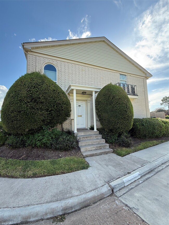 Building Photo - 18101 Heritage Ln Unit 8101