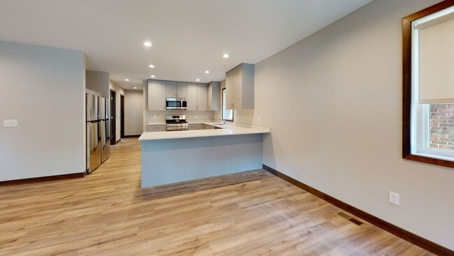 Building Photo - 1800 Como Ave SE Unit #1
