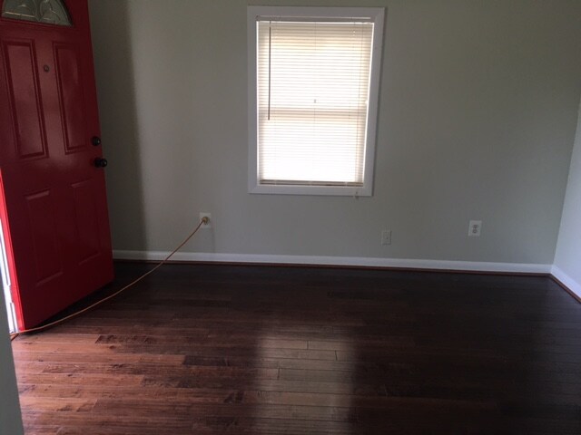Living room - 142 Xenia St SE