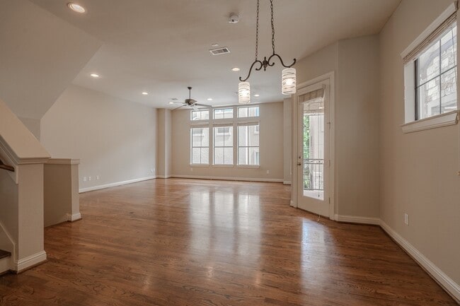 Photo - 5213 Eigel St