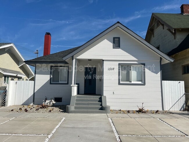 Building Photo - 1519 W 22nd Pl