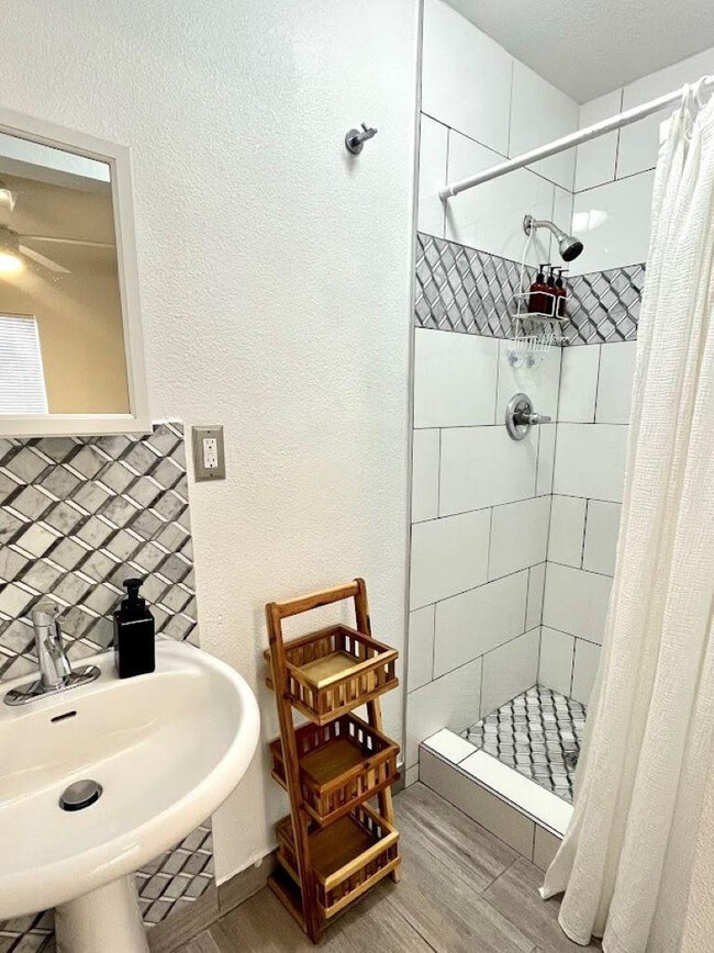 Photo - 1632 E Harvard St