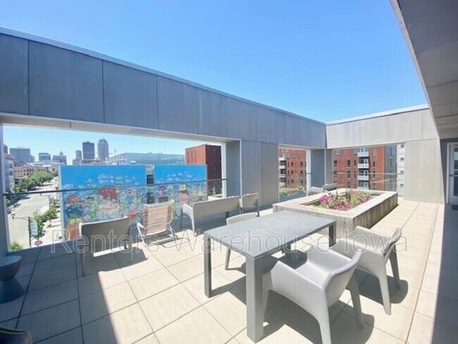 Photo - 350 E Locust St