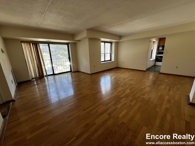 Building Photo - 1243 Beacon St Unit 2C