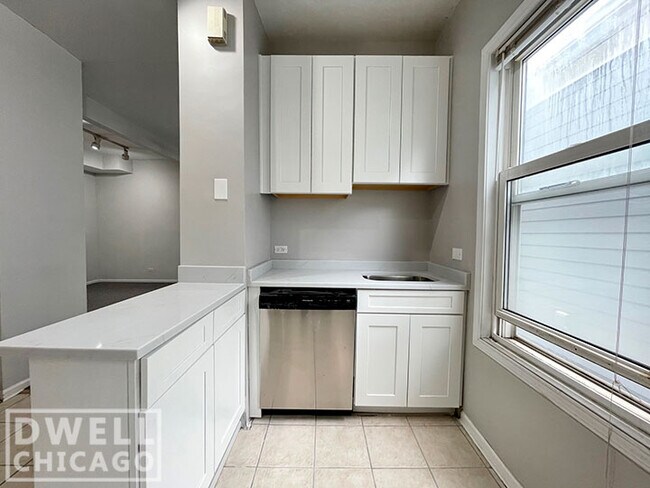 Photo - 3631 N Hermitage Ave Unidad 2R