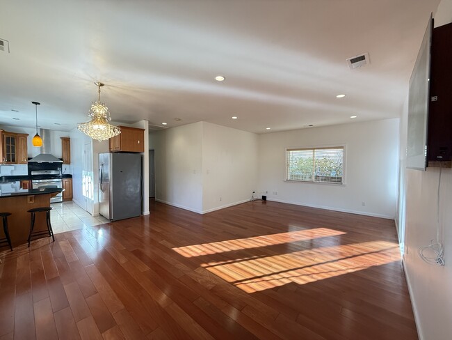 Entrance to living area (south view) - 470 Pepper Ave Casa