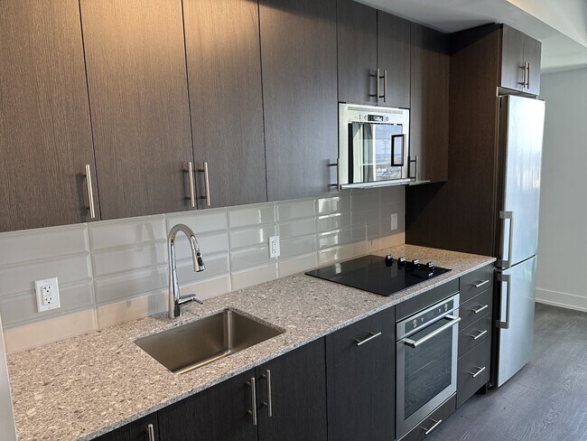 Photo - 1019 Simcoe St N