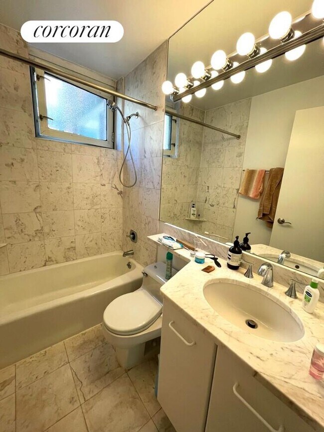 Photo - 2373 Broadway