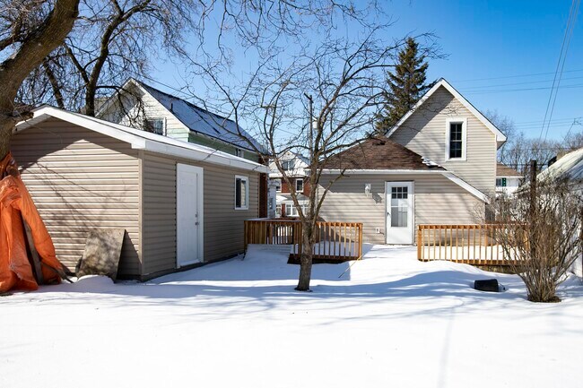 Photo - Spacious 3 Bed / 1 Bath Home in Sault Ste. Marie – $2,099/month + Utilities Unité 1