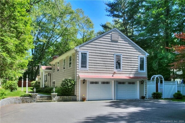 Photo - 8 Lone Pine Ln