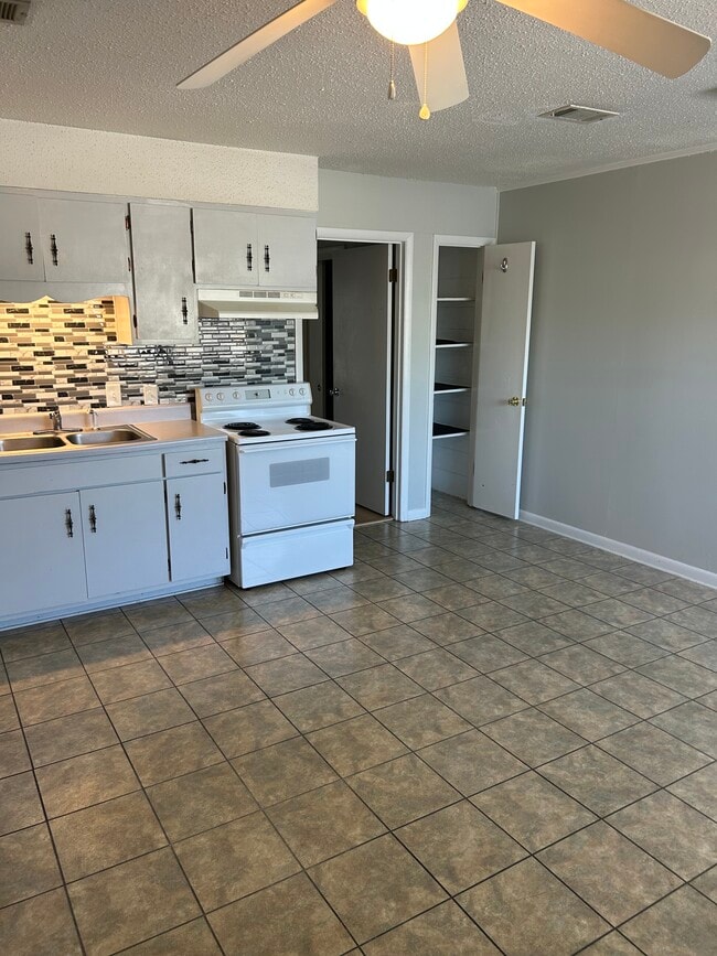 Building Photo - 302 Santa Rosa Blvd Unit 11 Rental