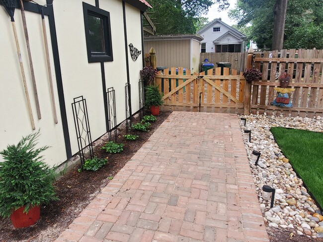 Walkway from parking pad - 1018 W 45th St Unit #2