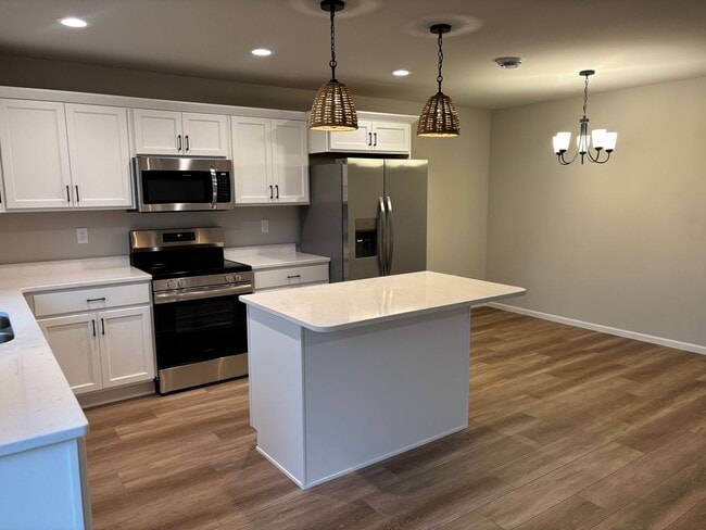 Building Photo - Spacious & Stylish 3-Bed Home with Modern ...