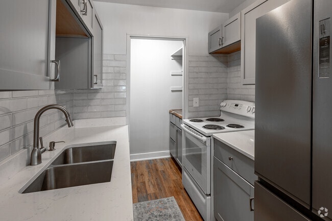 2BR, 1BA - 900SF - Kitchen - 409 University Ave SE