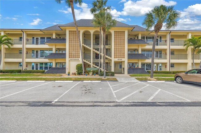 Building Photo - 4700 Cove Cir Unit 107