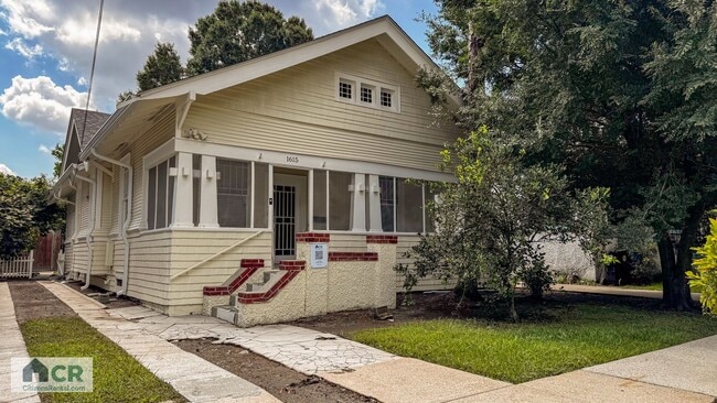 Building Photo - University Area 5bd/3ba With Private Backy... Rental