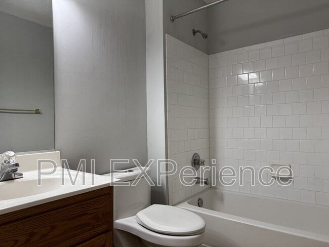 Photo - 8931 Town Center Cir Unidad Apt 305B