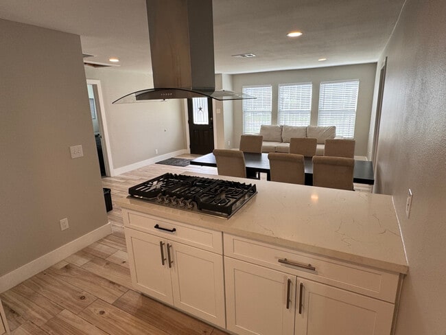 Photo - 329 E 25th St