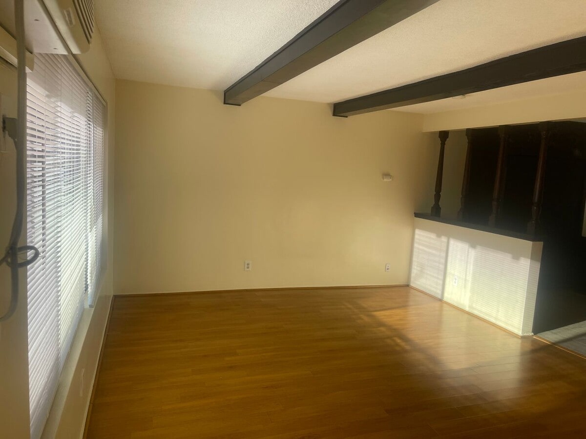 Photo - 322 E Live Oak St