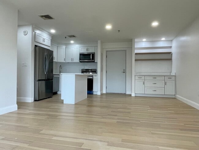 Building Photo - 500 Washington St Unit 306