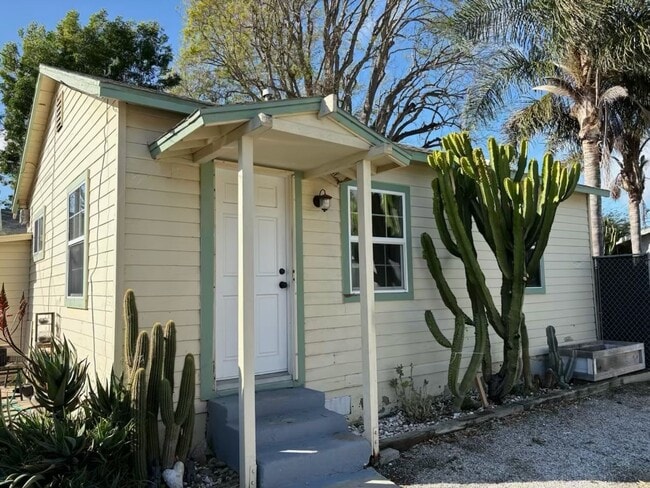Building Photo - Clean, 1 bedroom, 1-bath w/bonus room/bdrm rental located off Ventura Ave