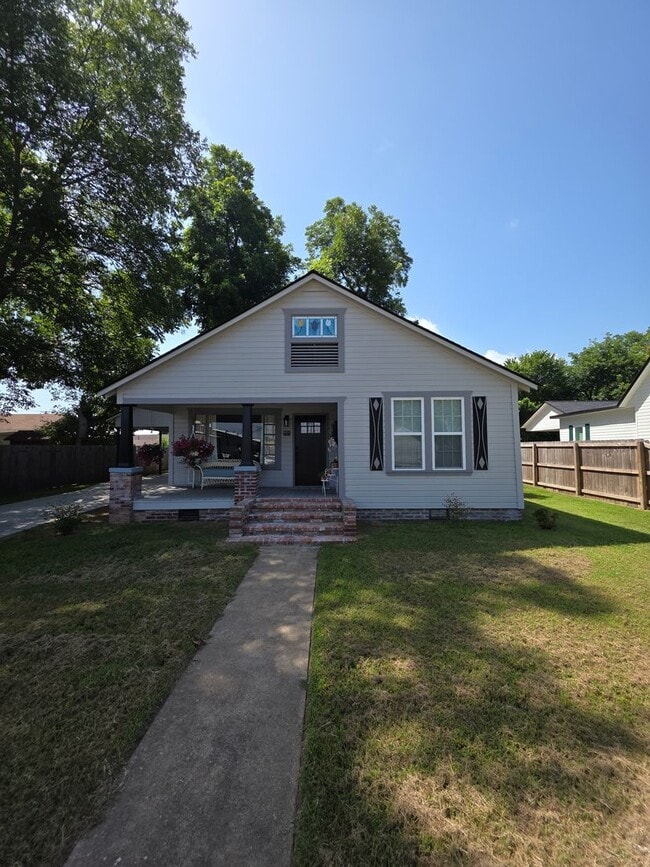 Building Photo - 105 Pecan St