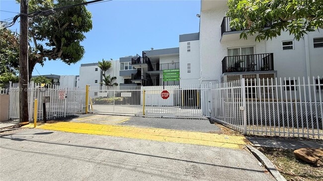Building Photo - 2498 SW 17th Ave Unit 4105 Rental