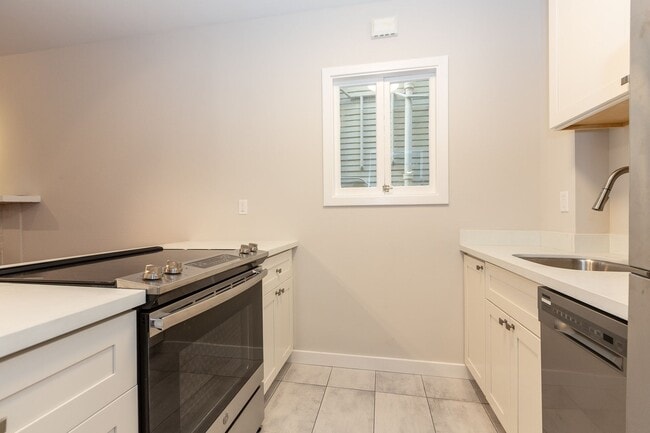 Photo - Pacific Heights: Remodeled Garden Apartment w/ Shared Patio One Block from the Presidio Unidad 2140 Lyon St.