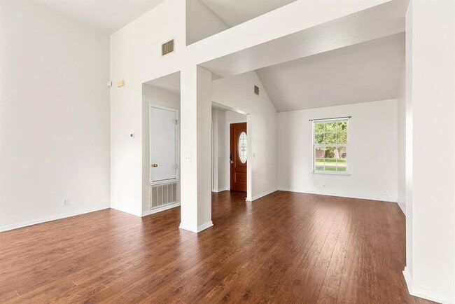 Photo - 106 Wisteria Dr