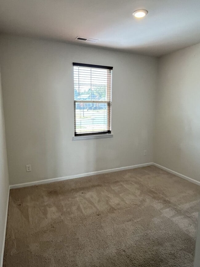 Photo - Spacious 5 Bed home in East Charlotte