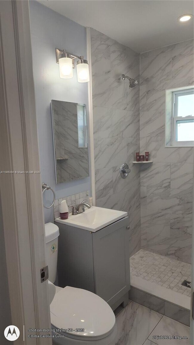 Photo - 173 W 16th St