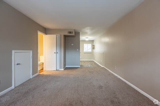 2BR, 1.5BA - 1010SF - LIVING ROOM