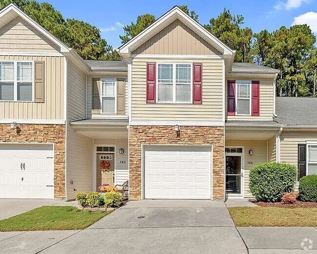 Building Photo - MUST SEE !! 3bd 3.5ba Townhome in Fuquay V...