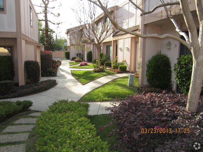 Beautiful landscaping - 9831 Sepulveda Blvd Rental