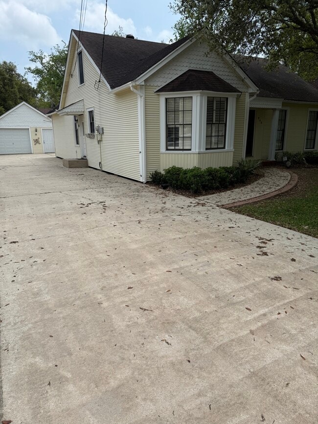 Photo - 940 Central Dr