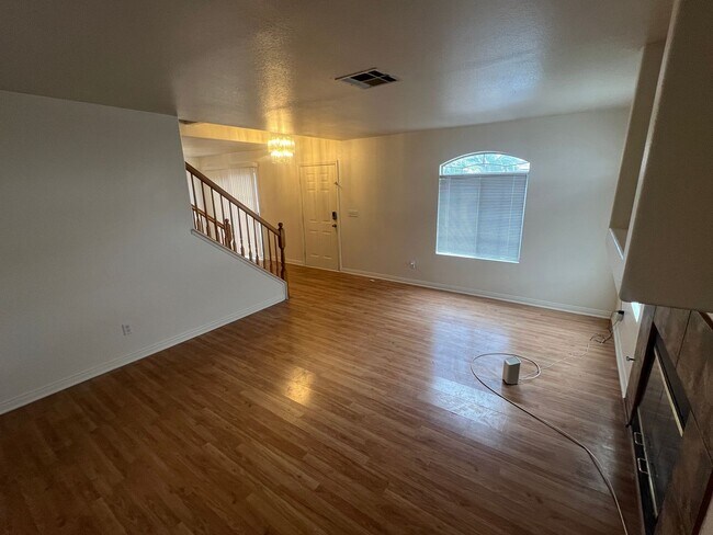 Photo - 3 bedrom 2.5 bath Gated Community Townhome with community Pool, Spa & Private Garage