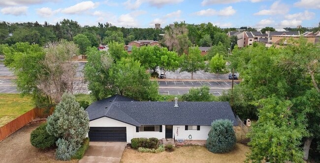 Básicamente en el campus - 928 W Lake St