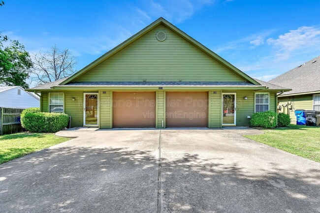 Building Photo - 1019 Rice St