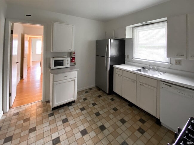 Photo - 703 S High St