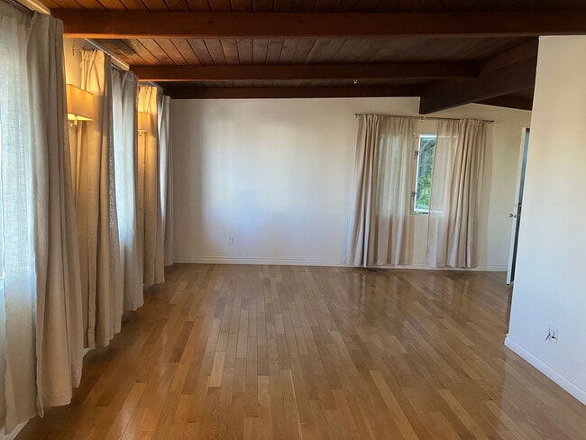 Sala de estar - 625 S Catalina Ave Unidad A