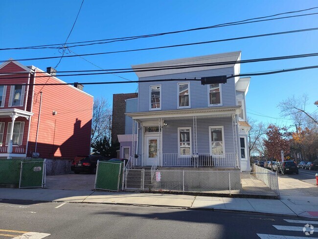 Building Photo - 132 Chestnut Ave Unit 2 Rental