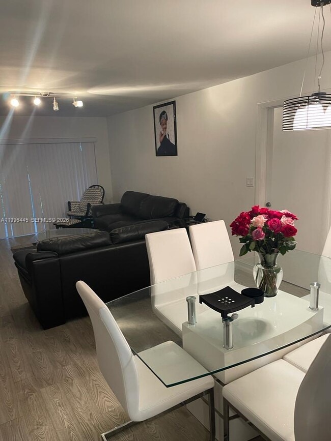 Building Photo - 100 Lakeview Dr Unit 207